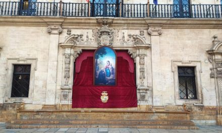 MÉS Palma acusa a Cort de «imponer el nacionalcatolicismo» por colgar a San Alonso Rodríguez en la fachada