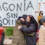 Dos mujeres se abrazan el desalojo forzoso de las familias que vivían en los apartamentos Don Pepe. - Germán Lama - Europa Press - Archivo