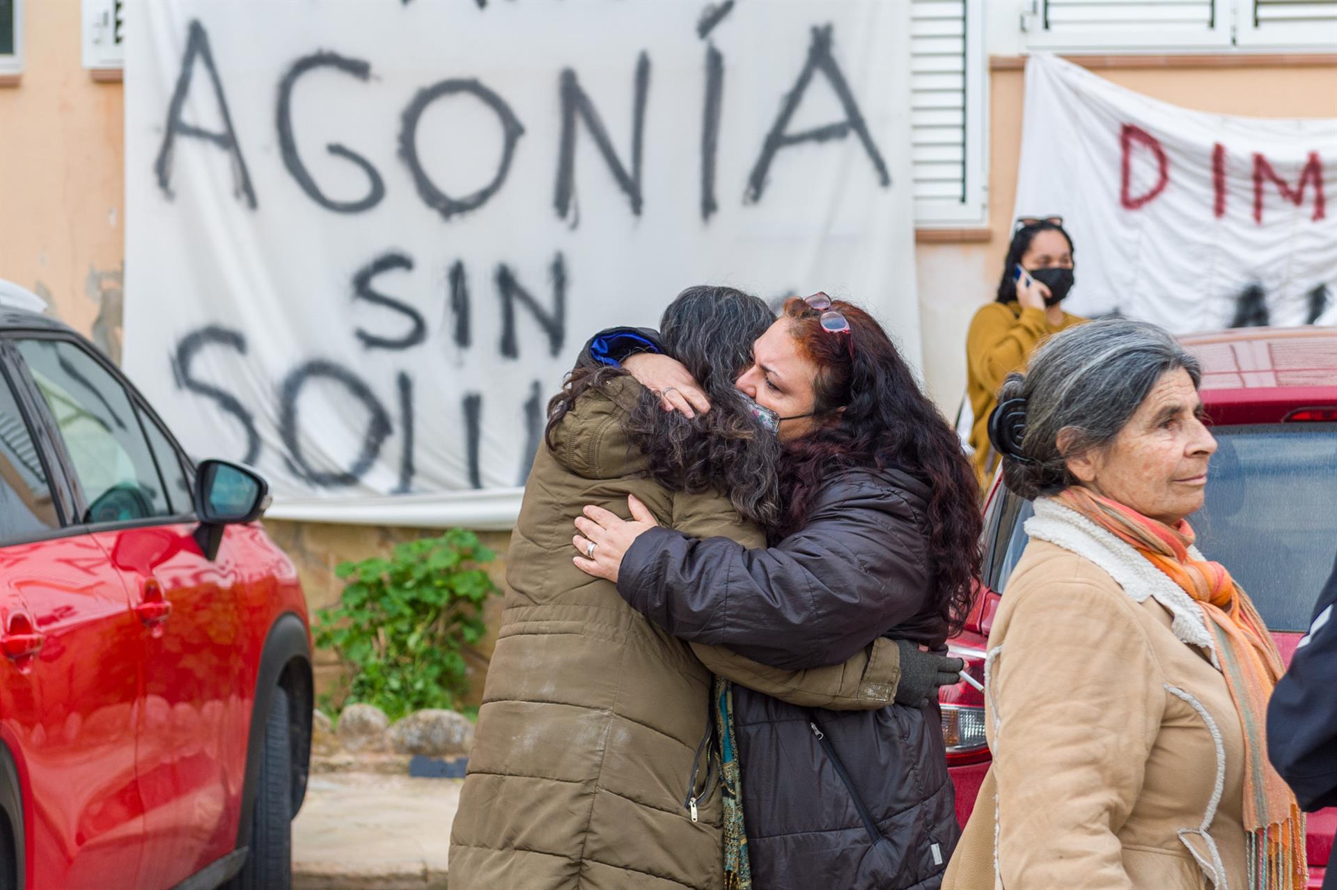 Dos mujeres se abrazan el desalojo forzoso de las familias que vivían en los apartamentos Don Pepe. - Germán Lama - Europa Press - Archivo