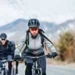 Unos ciclistas circulan por la carretera.