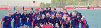 La plantilla del FC Barcelona U-14 aparece en la imagen junto a una camiseta firmada por Virginia Torrecilla.