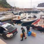 Agentes de la Guardia Civil trasladan algunos de los fardos incautados. - GUARDIA CIVIL