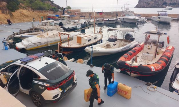 La Guardia Civil incauta 18 fardos de hachís en aguas de Calvià y Andratx