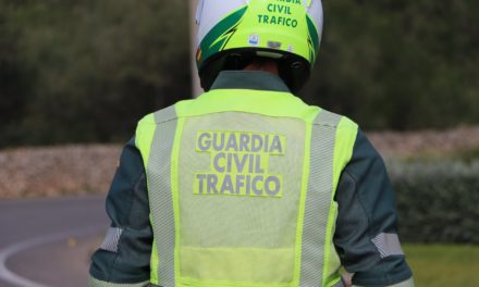 Muere un motorista de 24 años al salirse de una vía y chocar contra unas rocas en Mallorca