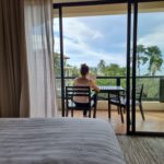 Una habitación con terraza de un hotel.