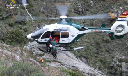 El helicóptero de la Guardia Civil evacua a un excursionista herido en Escorca