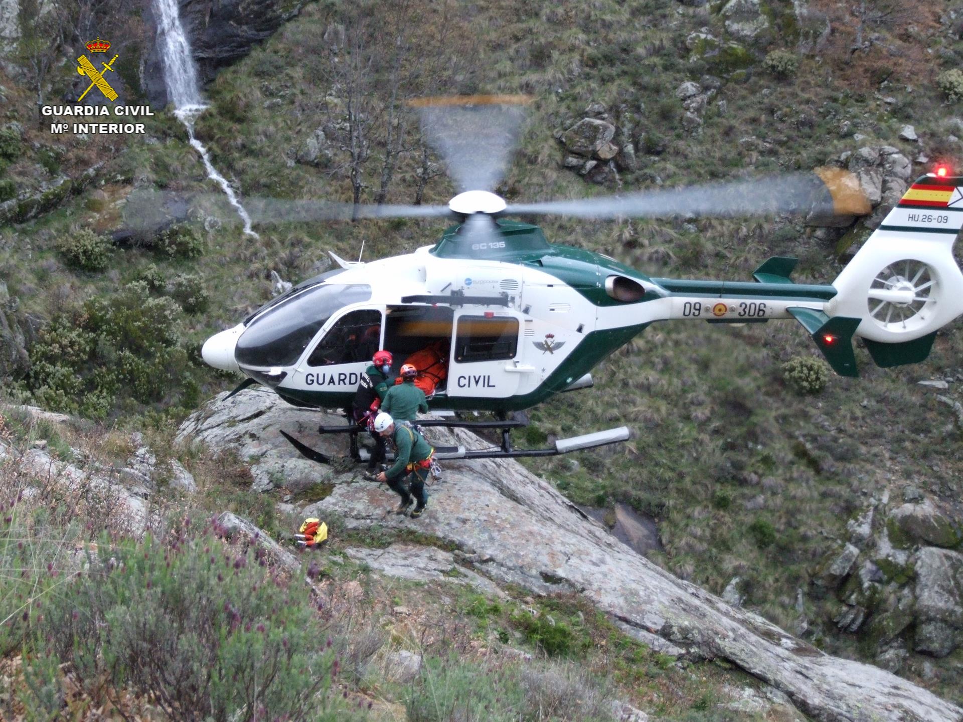 Helicóptero de la Guardia Civil durante un rescate, en una imagen de archivo - GUARDIA CIVIL - Archivo