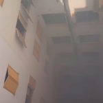 El humo ascendiendo por el patio interior de la finca, en un incendio en un edificio en la avenida Argentina de Palma. - EUROPA PRESS