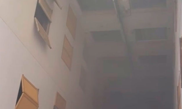 Los Bomberos de Palma actúan en un incendio en una vivienda en avenida Argentina