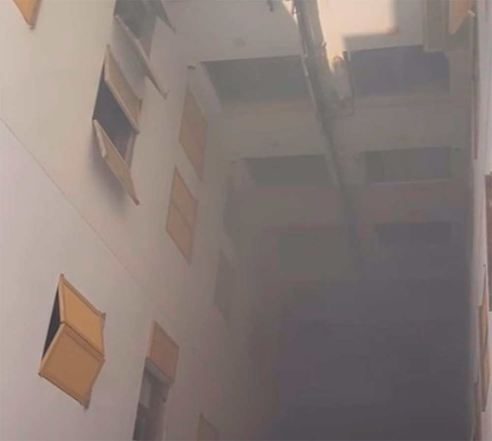 El humo ascendiendo por el patio interior de la finca, en un incendio en un edificio en la avenida Argentina de Palma. - EUROPA PRESS