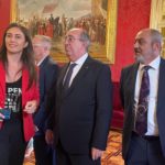La portavoz de Vox, Idoia Ribas, junto a los diputados Agustín Buades y Sergio Rodríguez, en el salón de pasos perdidos del Parlament. - EUROPA PRESS
