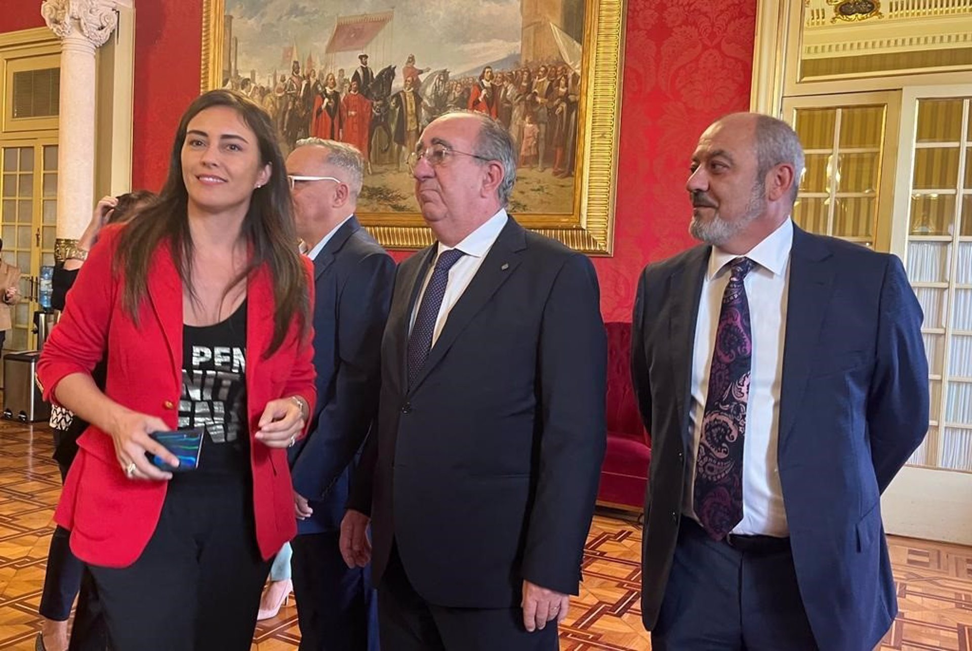 La portavoz de Vox, Idoia Ribas, junto a los diputados Agustín Buades y Sergio Rodríguez, en el salón de pasos perdidos del Parlament. - EUROPA PRESS