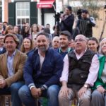 El candidato de Vox a la residencia del Govern, Jorge Campos Asensi, el presidente de Vox, Santiago Abascal, y el coordinador en Menorca, Xisco Cardona, intervienen en un acto de precampaña con motivo de las próximas elecciones del 28 de m - Alba Redondo - Europa Press - Archivo