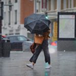 Una persona camina por el centro de la capital en una jornada marcada por las lluvias y la bajada de temperaturas, en Madrid, (España). - Jesús Hellín - Europa Press - Archivo