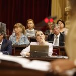 La presidenta del Govern, Marga Prohens, escuchando la intervención de la portavoz de Vox, Idoia Ribas, en la sesión de investidura del pasado julio. - PARLAMENT IB - Archivo