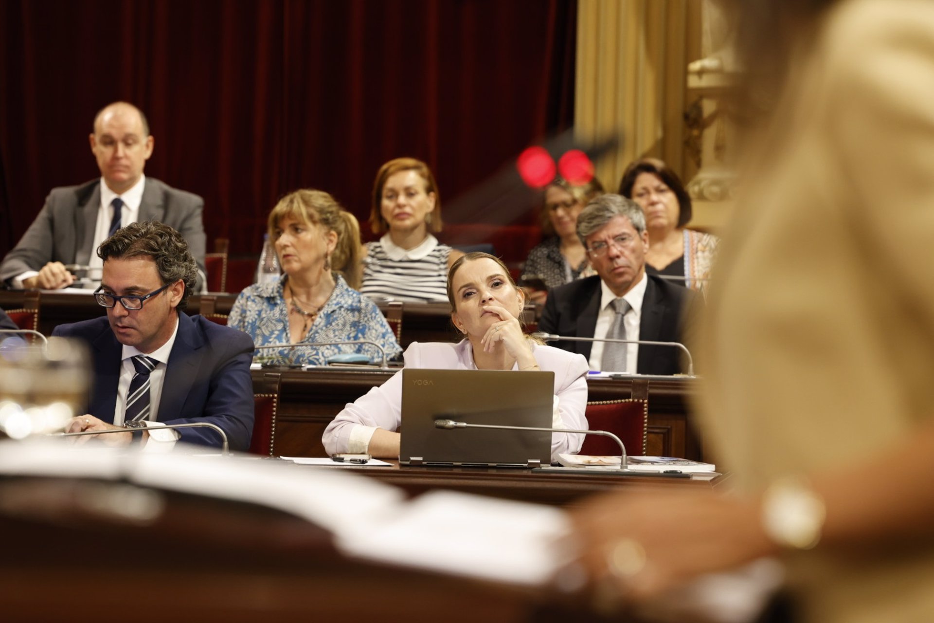 La presidenta del Govern, Marga Prohens, escuchando la intervención de la portavoz de Vox, Idoia Ribas, en la sesión de investidura del pasado julio. - PARLAMENT IB - Archivo