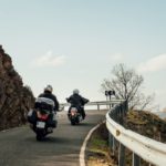 Foto genérica de unas motos en una carretera.