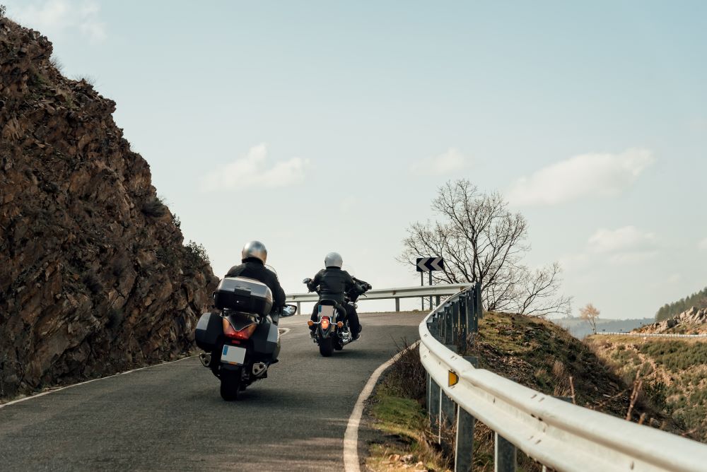 Foto genérica de unas motos en una carretera.