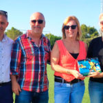 Los padres de Cata Coll reciben diversos obsequios de la organización de la East Mallorca Girls Cup.