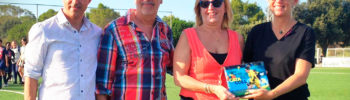 Los padres de Cata Coll reciben diversos obsequios de la organización de la East Mallorca Girls Cup.