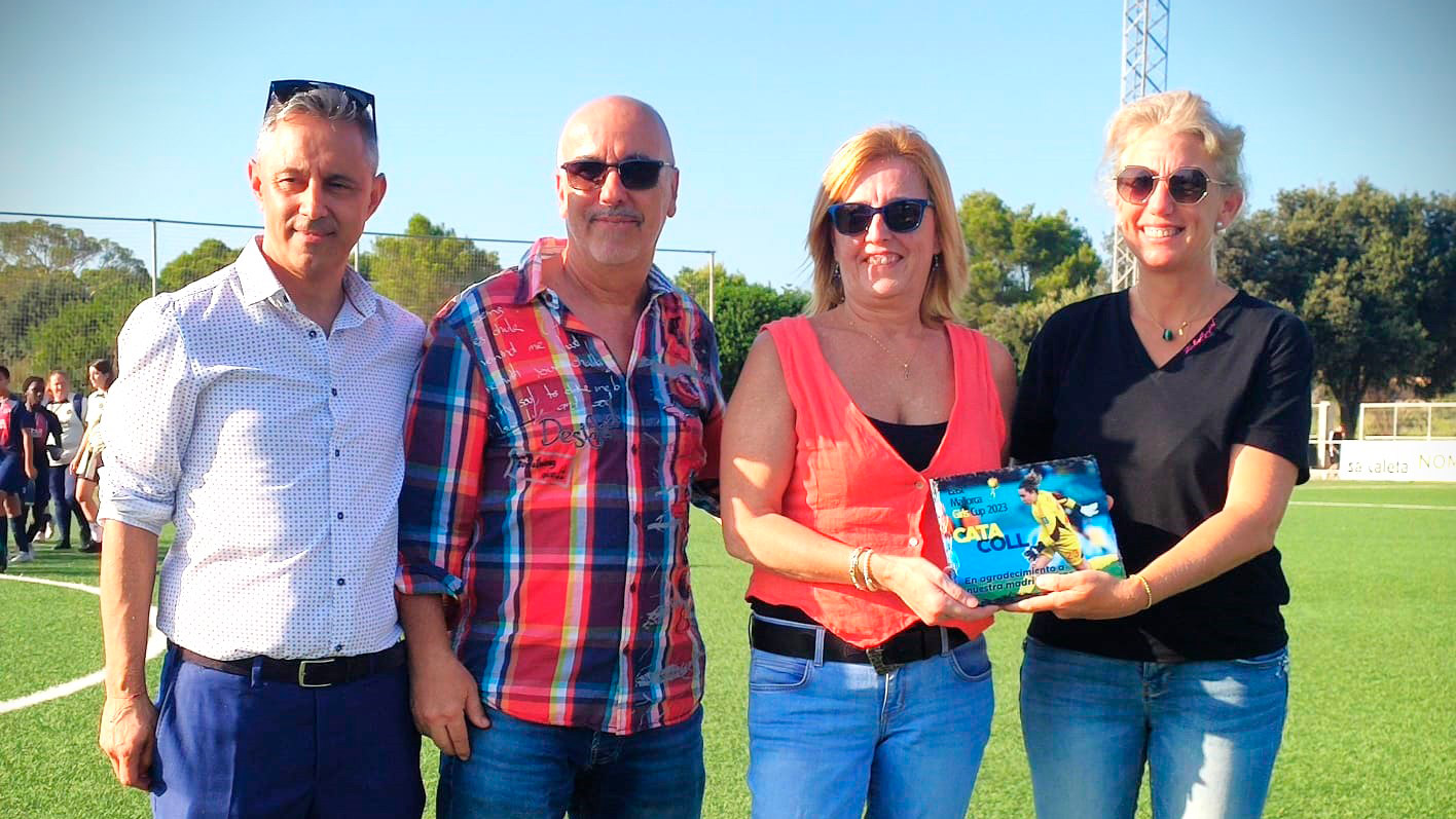 Los padres de Cata Coll reciben diversos obsequios de la organización de la East Mallorca Girls Cup.