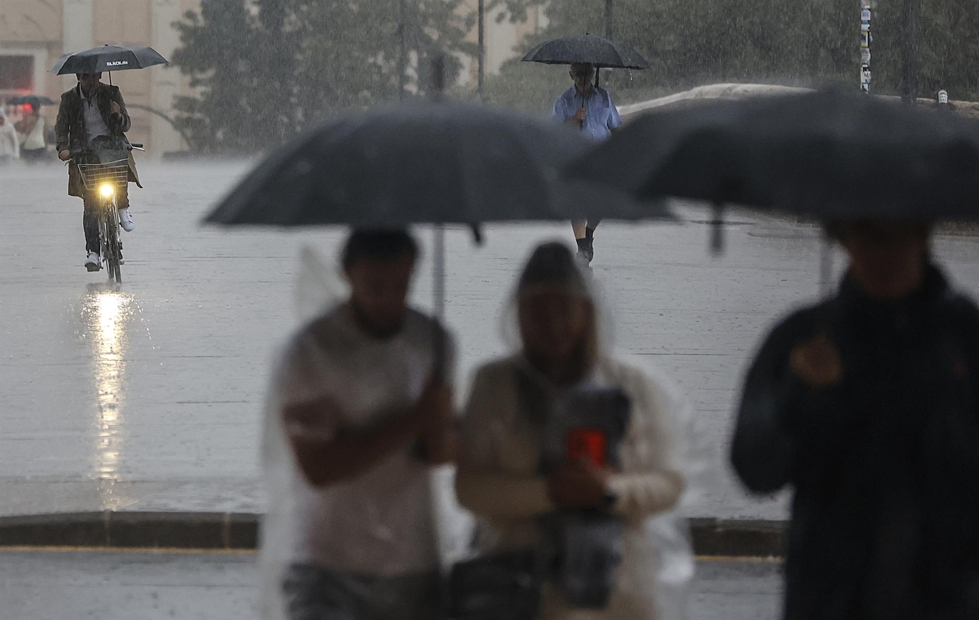 Cataluña y Baleares estarán este domingo en alerta por lluvias potencialmente fuertes durante la madrugada. - Rober Solsona - Europa Press