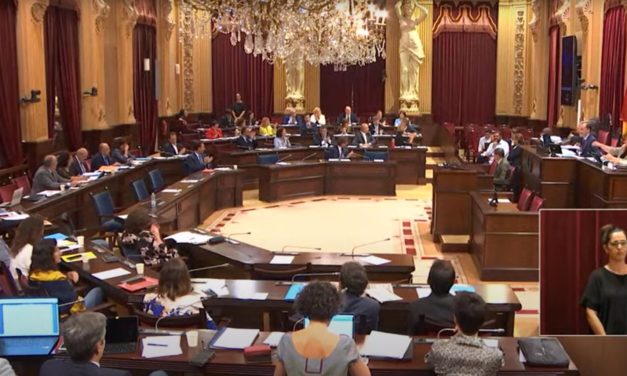 El Parlament insta al Govern a mantener las normas de normalización lingüística y garantizar la atención en catalán