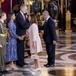 La princesa Leonor, la Reina Letizia y el Rey Felipe VI saludan a la presidenta del Congreso, Francina Armengol, y al presidente del Senado, Pedro Rollán. - A. Pérez Meca - Europa Press