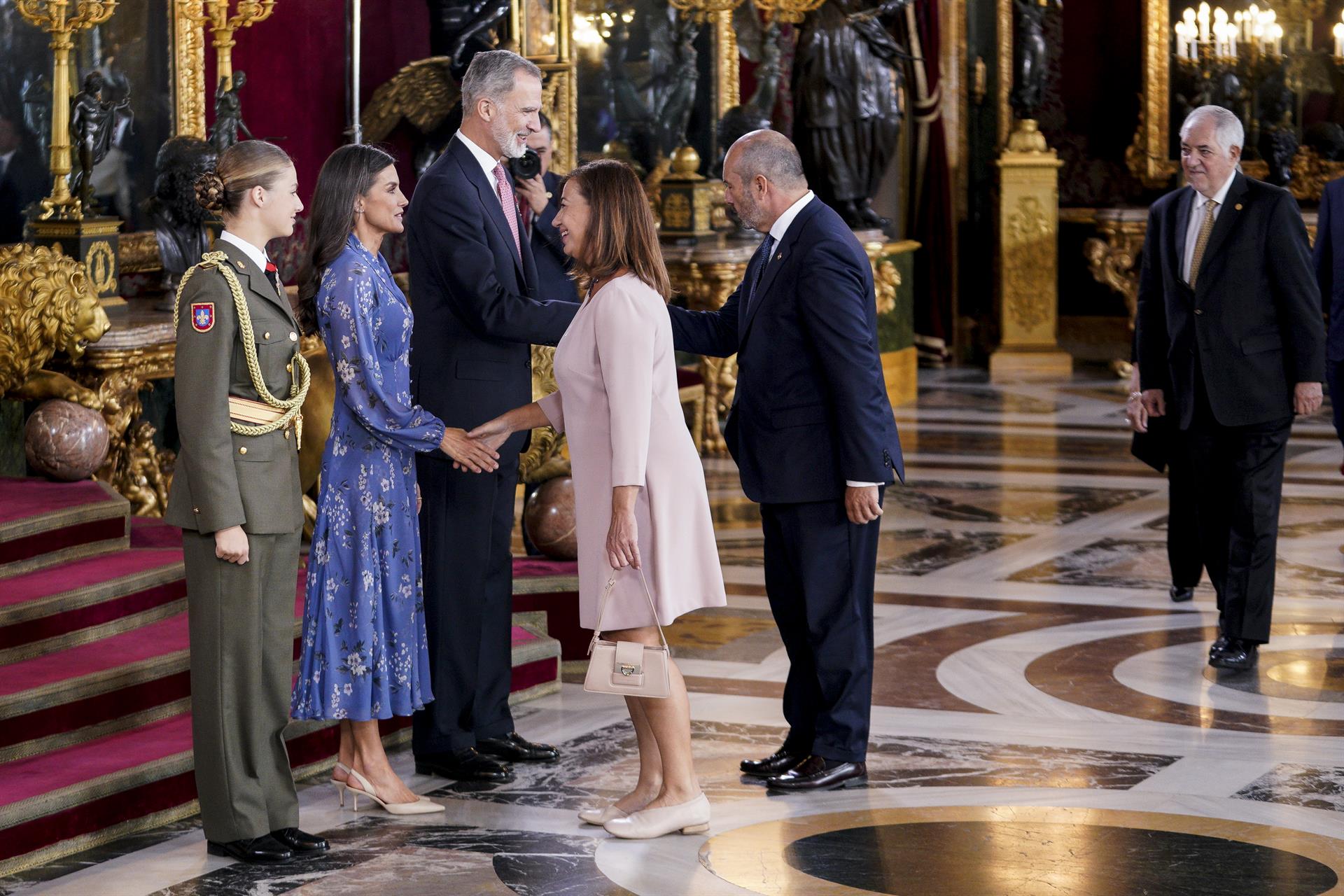 La princesa Leonor, la Reina Letizia y el Rey Felipe VI saludan a la presidenta del Congreso, Francina Armengol, y al presidente del Senado, Pedro Rollán. - A. Pérez Meca - Europa Press