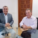 El pregonero del Dijous Bo 2023, Joan Rosselló Corró, y el alcalde de Inca, Virgilio Moreno.