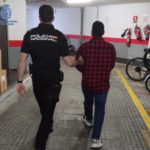 Un agente de la Policía Nacional junto con el detenido por violar a una joven en una playa de Palma - POLICÍA NACIONAL