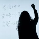 Profesor escribe en la pizarra. - GOBIERNO VASCO - Archivo