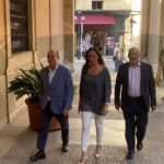 La portavoz de Vox en el Parlament, Idoia Ribas, entrando a la reunión acompañada de los diputados Agustín Buades y Sergio Rodríguez. - EUROPA PRESS
