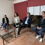 La presidenta de los Socialistas de Mallorca, Catalina Cladera, y el portavoz socialista en Binissalem, Pep Maria Pons, en la reunión de la Agrupación para ratificar el acuerdo de gobernabilidad con Unió per Binissalem. - PSIB