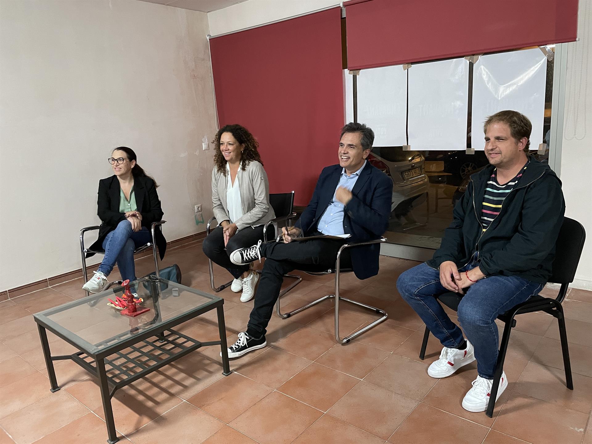 La presidenta de los Socialistas de Mallorca, Catalina Cladera, y el portavoz socialista en Binissalem, Pep Maria Pons, en la reunión de la Agrupación para ratificar el acuerdo de gobernabilidad con Unió per Binissalem. - PSIB