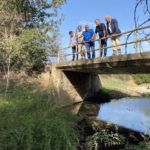 El portavoz de El Pi-Proposta per les Illes Balears en el Consell de Mallorca, Antoni Salas, junto al alcalde de Sencelles, Joan Carles Verd, y algunos regidores, en el Torrent Solleric. - EL PI