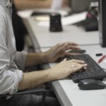 Trabajador en un ordenador en una oficina. - EUROPA PRESS - Archivo