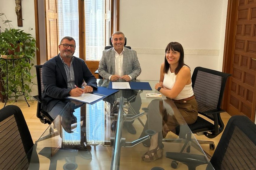El alcalde de Inca, Virgilio Moreno, y el representante de Proyecto Hogar Baleares, Jesús Mullor, han firmado la renovación del convenio de colaboración.