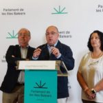 El portavoz parlamentario adjunto de Vox, Francisco José Cardona, en rueda de prensa, junto a otros diputados de la formación. - EUROPA PRESS