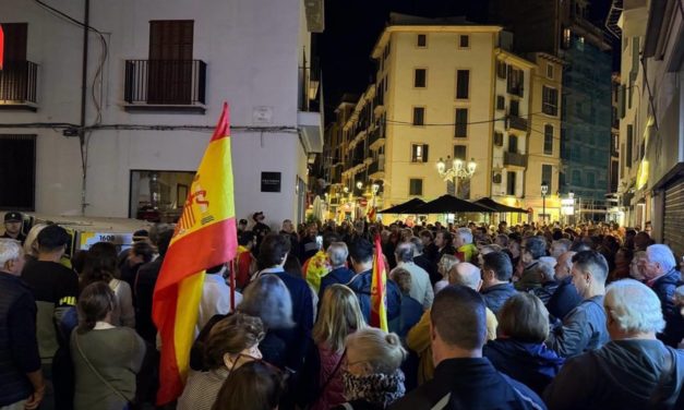 Más de 300 personas se concentran contra la amnistía en la sede del PSOE en Palma: «Sánchez, traidor»