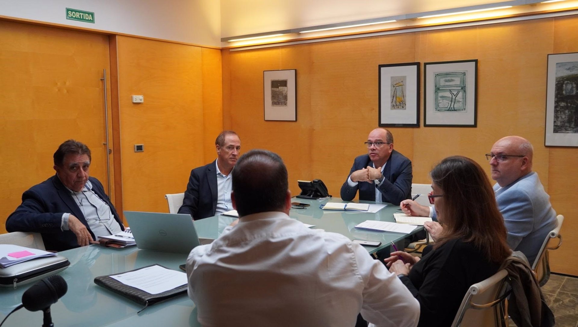 El conseller del Mar y del Ciclo del Agua, Juan Manuel Lafuente, se reúne con el conseller de Medio Ambiente del Consell de Menorca, Simón Gornés. - CAIB