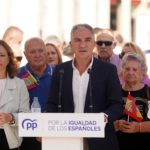 El coordinador general del PP, Elías Bendodo, junto a la presidenta provincial, Patricia Navarro, durante su intervención para informar sobre asuntos de actualidad en el marco de la festividad del 12 de octubre, a 11 de octubre de 2023 en Málaga - Álex Zea - Europa Press - Archivo