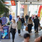 Varias personas van de compras durante el Black Friday, en el centro comercial FAN Mallorca Shopping. - Tomàs Moyà - Europa Press