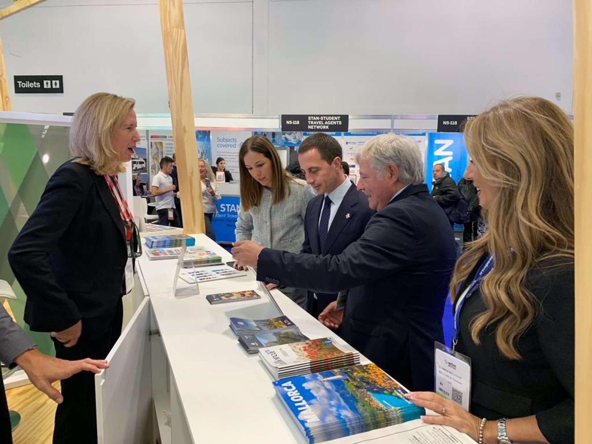 El presidente del Consell de Mallorca, Llorenç Galmés, y el conseller insular de Turismo, José Marcial Rodríguez en la WTM. - CONSELL DE MALLORCA
