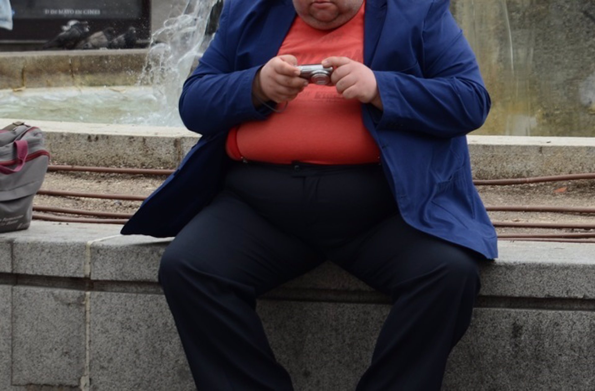 Una persona con obesidad sentada en un parque. - EUROPA PRESS - Archivo