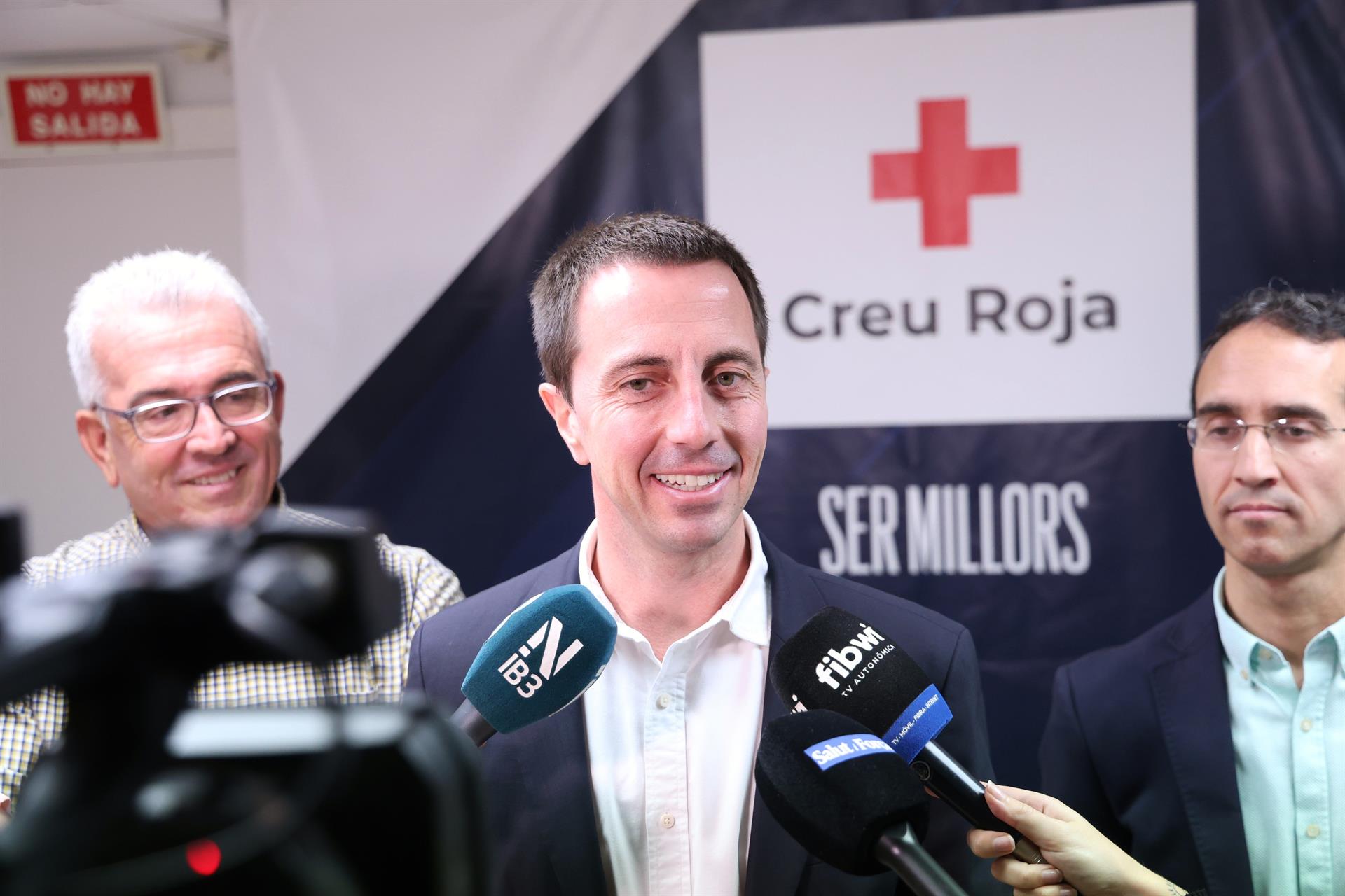 El presidente del Consell de Mallorca, Llorenç Galmés, en declaraciones a los medios en su visita a Cruz Roja Baleares. - CONSELL DE MALLORCA