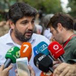El presidente de la Región de Murcia y presidente del PP murciano, Fernando López Miras, atiende a los medios de comunicación antes de la manifestación de SCC, a 8 de octubre de 2023, en Barcelona, Catalunya (España). (ARCHIVO) - Lorena Sopêna - Europa Press