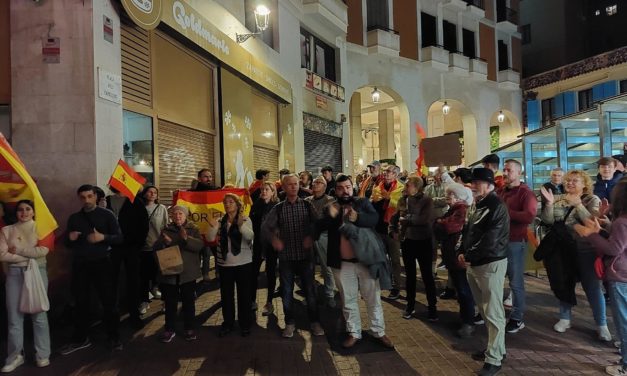 Otras 70 personas se concentran ante la sede del PSOE en Palma al grito de “Sánchez traidor”