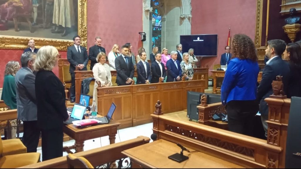 A propuesta del grupo político Vox, esta mañana, antes del inicio de la sesión plenaria ordinaria del Consell de Mallorca y junto a los otros grupos políticos, hemos guardado un minuto de silencio, en memoria del bebé fallecido en Manacor.