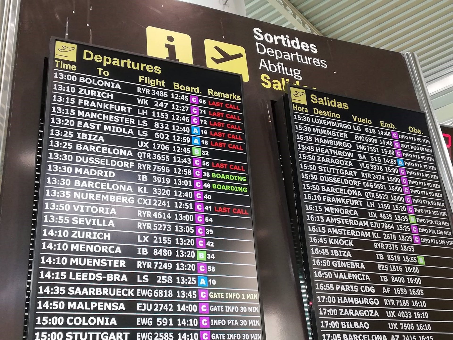 Pantallas con información sobre vuelos en el aeropuerto de Palma. - EUROPA PRESS - Archivo